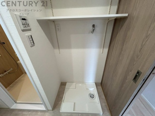 洗濯物の仕分け作業がしやすく、整理整頓が容易になります。洗濯音や湿気を他の部屋に持ち込まず、生活環境を快適に保ちます。上部を活用すれば収納スペースを確保でき洗剤や洗濯用品の整理もしやすくなります。