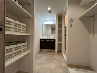 衣服の収納や脱ぎ着や整理整頓がしやすく、湿った衣類を乾燥させるスペースがありカビや臭いの発生を防ぎます。床の汚れを他の部屋に持ち込まず清潔を保つことができます。また快適な入浴環境の整備にも役立ちます。