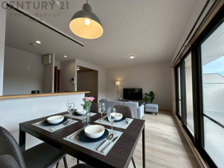 キッチン前のダイニングスペース　カウンターキッチンから料理の受け渡し等に便利です。ダイニングセットを置いても十分な広さを確保。