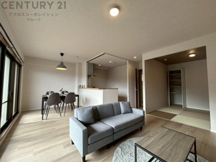 リビングダイニングは家族や友人とのコミュニケーションを楽しむ場所でくつろぎながら食事や会話を楽しめ、多目的に利用できリラックスできる空間です。家庭内の中心として機能し、快適な生活をサポートします。