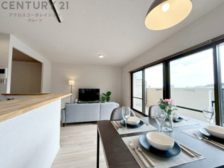 キッチン前のダイニングスペース　カウンターキッチンから料理の受け渡し等に便利です。ダイニングセットを置いても十分な広さを確保。