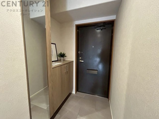 玄関収納付きの玄関です　家族皆様の履物をしっかり収納できます　姿見付きでお出かけ前の身だしなみチェックに便利です