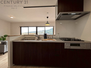 シンプルなデザインと使いやすさを兼ね備えた対面式システムキッチンは、効率的な作業スペースを提供し、家族やゲストとのコミュニケーションを促進します。