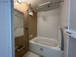 ユニットバスは省スペースでありながら、シンプルな設計と使いやすさを備え、簡便なメンテナンスが可能です。またミラー・小物置き場もあり便利です。