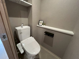 温水洗浄便座付トイレは温水洗浄機能により、暖かい水でおしりを洗浄することができ、冷たい水を使う従来の便座に比べ、温水洗浄機能で暖かいトイレを提供し、快適な使用を可能にします。