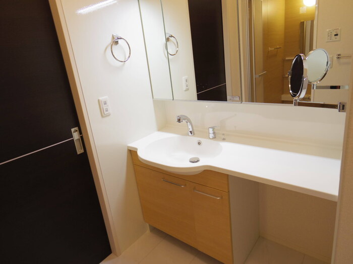 グランシャリオの独立洗面台|三面鏡付カウンター洗面台