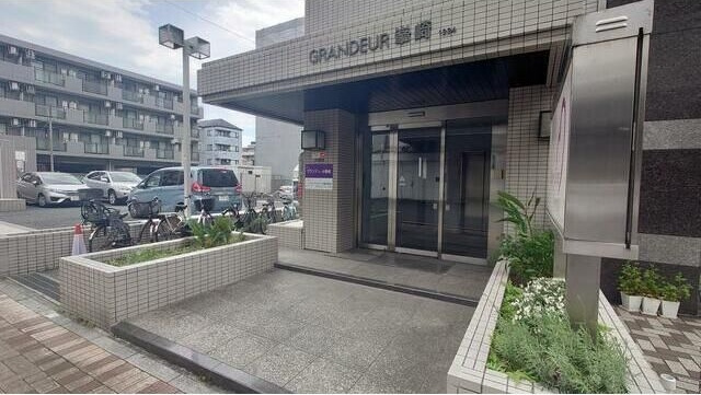 グランデュール峯崎のエントランス