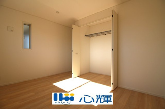 【洋室】 | クレイドルガーデン宇部市際波第６ １期（５号棟） | 明るさを基調とした部屋は、光を反射するので部屋を明るく美しく見せる効果もあります。