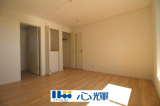 【洋室】 | クレイドルガーデン宇部市際波第６ １期（５号棟） | 沢山の陽の光が入る明るい室内。収納たっぷりなのでお荷物の多いご家庭でもすっきりと収納出来ます。