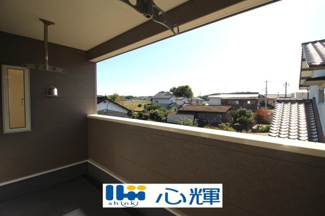 【バルコニー】 | クレイドルガーデン宇部市際波第６ １期（５号棟） | 日当たりのよい住宅エリアですので、多くの陽光が降り注ぎ、室内には陽だまりを生み出してくれます。