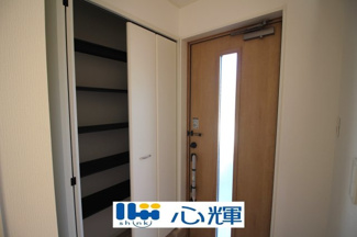 【玄関】 | クレイドルガーデン宇部市際波第６ １期（５号棟） | たくさんある靴もすべて収納して頂け、玄関をスッキリ綺麗な空間にまとめます。



