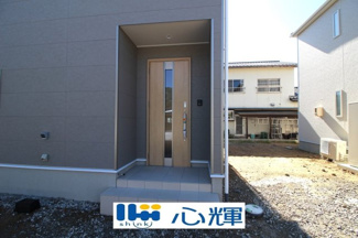 【玄関】 | クレイドルガーデン宇部市際波第６ １期（５号棟） | 家の顔となる玄関。 ゲストを迎え入れても安心の空間です。
