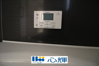 【設備】 | クレイドルガーデン宇部市際波第６ １期（５号棟） | 浴室内の給湯器リモコンです。直感的にわかるパネル設計なので操作も簡単です。