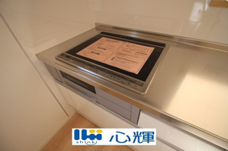 【キッチン】 | クレイドルガーデン宇部市際波第６ １期（５号棟） | ＩＨクッキングヒーターは火を使わないので安心です。お掃除の手間もかかりません。