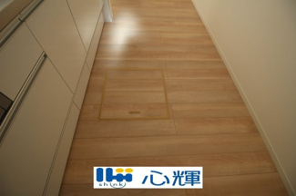 【収納】 | クレイドルガーデン宇部市際波第６ １期（５号棟） | キッチン床下収納です。いざというときの非常食や使用頻度の低いものをコンパクトに収納します。