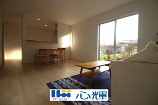 【居間・リビング】 | クレイドルガーデン宇部市際波第６ １期（５号棟） | 降り注ぐ陽光をいっぱいに浴び、メインライトと共に室内全体が明るい・開放感のあるＬＤＫ。