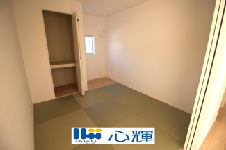 【和室】 | クレイドルガーデン宇部市際波第６ １期（５号棟） | リビングの横に和室があれば、畳の上で遊ぶ子供をキッチンから見守れるので嬉しいですね。

