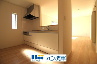 【キッチン】 | クレイドルガーデン宇部市際波第６ １期（５号棟） | 充分なスペースを実現したキッチン空間となっています。寛ぐ方とお料理をされる方の一体感を重視した設計。