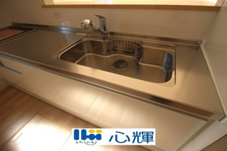 【キッチン】 | クレイドルガーデン宇部市際波第６ １期（５号棟） | 浄水器付きです。水栓は先端が引き出せるのでシンクの隅々まで水が届きます。


