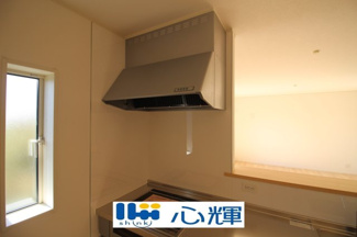 【キッチン】 | クレイドルガーデン宇部市際波第６ １期（５号棟） | 最新タイプのレンジフードは吸引性能も良好！お手入れもカンタンです。
