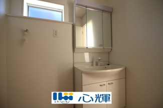 【独立洗面台】 | クレイドルガーデン宇部市際波第６ １期（５号棟） | 大きくて見やすく清潔感ある洗面台。収納も多く、コスメ等もスッキリと仕舞えます。