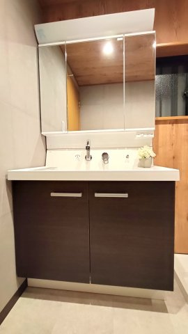 東大阪市南鴻池町　中古戸建の玄関