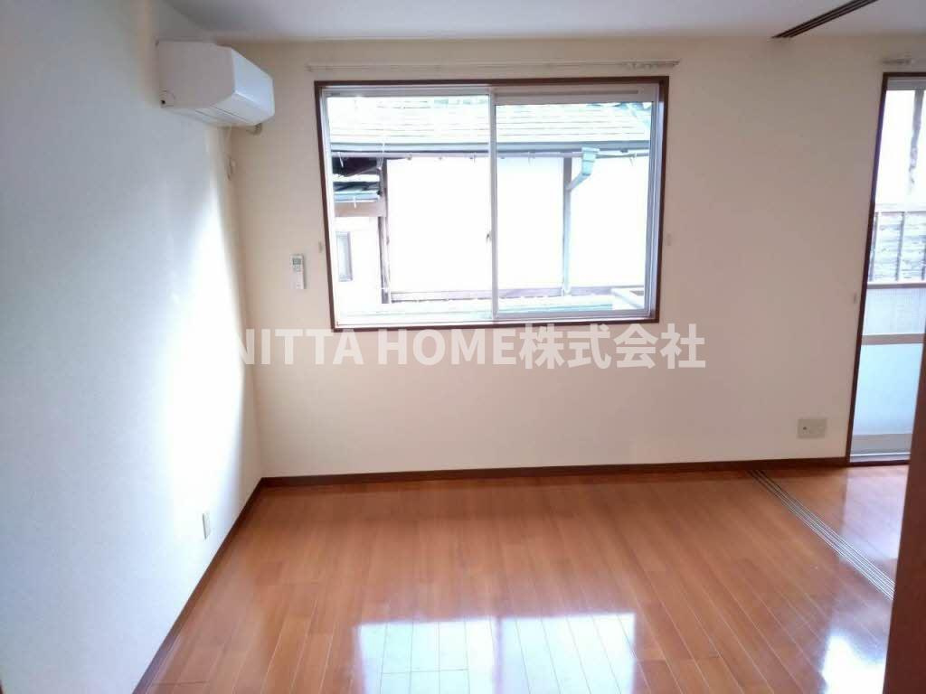 ロイヤルヒルの内装|こちらの洋室は6.4帖です◎