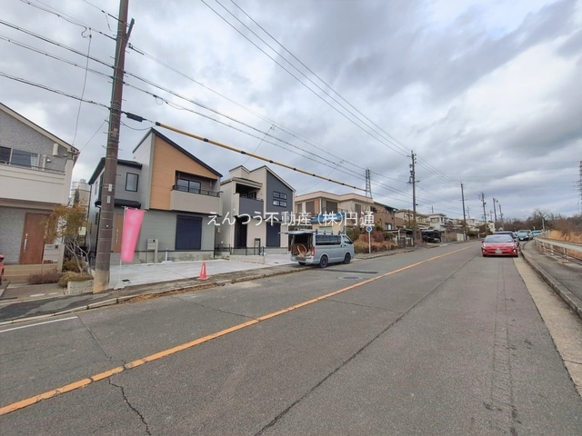 ブルーミングガーデン萩山台5丁目2期の前面道路含む現地写真