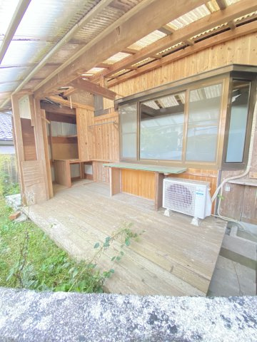 江良三丁目貸家のエントランス