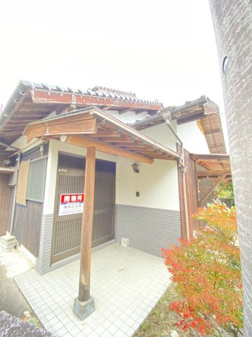 江良三丁目貸家のエントランス