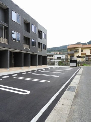 サン　ウォームの駐車場