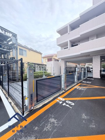 グリーンマンション春日弥生の駐車場