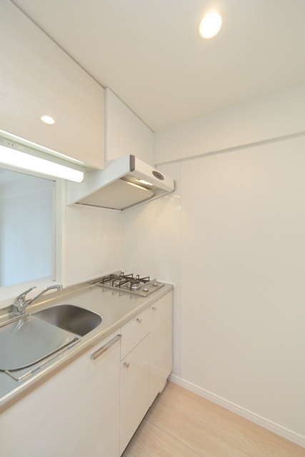 新品家具付きマンション冷泉町11(KaGood福岡)のキッチン|コンパクトなキッチンで掃除もラクラク