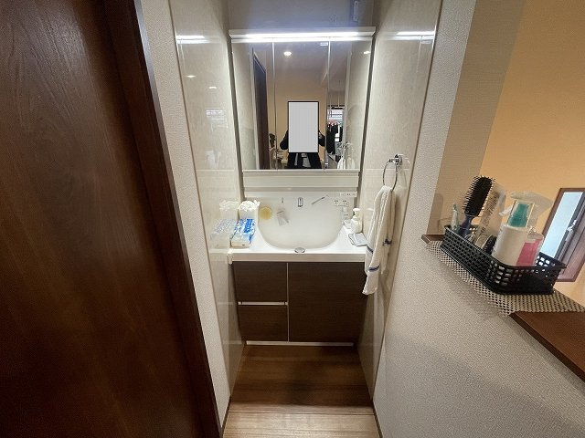 オレンジ　★渡辺町洞字関田　ヴェルデガーデン内　トヨタホーム施工★　中古住宅の洗面所|二階