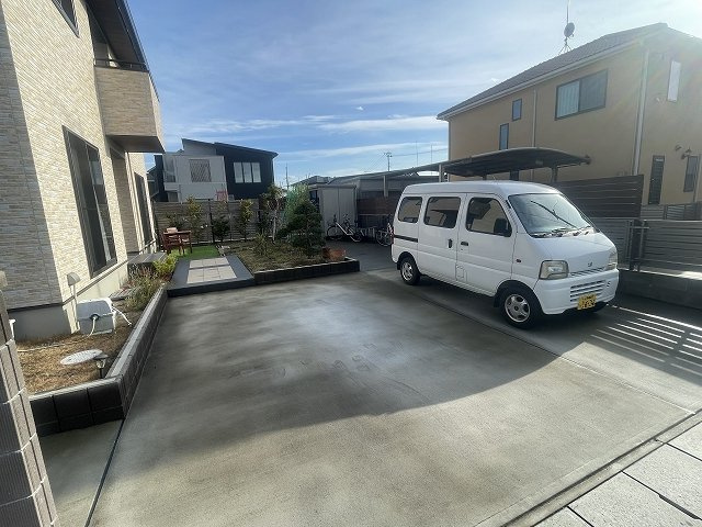 オレンジ　★渡辺町洞字関田　ヴェルデガーデン内　トヨタホーム施工★　中古住宅の駐車場|駐車場があるので、車を買う予定の方も安心です
