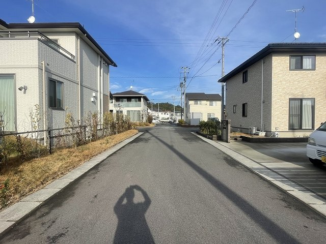オレンジ　★渡辺町洞字関田　ヴェルデガーデン内　トヨタホーム施工★　中古住宅の前面道路含む現地写真|前面道路含む現地写真です