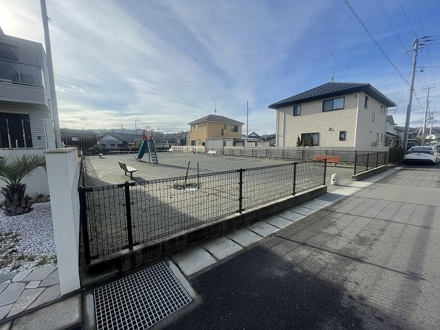 オレンジ　★渡辺町洞字関田　ヴェルデガーデン内　トヨタホーム施工★　中古住宅の周辺