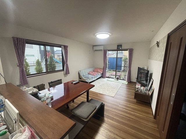 オレンジ　★渡辺町洞字関田　ヴェルデガーデン内　トヨタホーム施工★　中古住宅の居間・リビング
