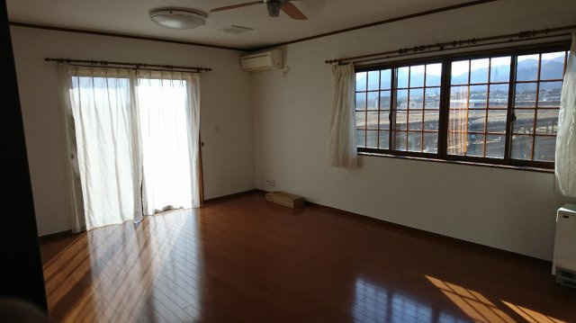 楢葉町戸建住宅の居間・リビング|日差したっぷりのリビングダイニング