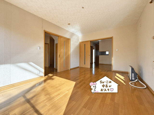 泉区南光台東1丁目　納戸付き収納豊富な住まい♪の居間・リビング