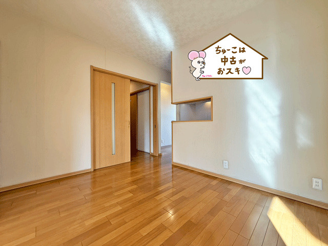 泉区南光台東1丁目　納戸付き収納豊富な住まい♪の居間・リビング