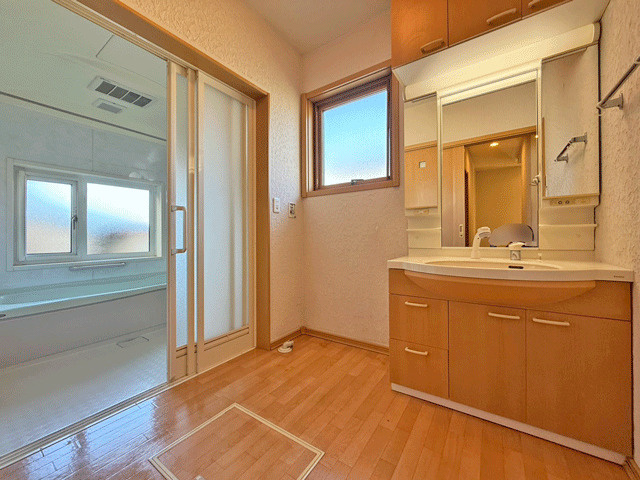 泉区南光台東1丁目　納戸付き収納豊富な住まい♪の独立洗面台