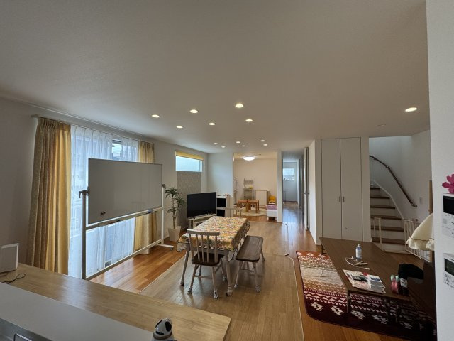 -三丁目不動産-　本庄市柏1丁目　注文住宅　オール電化の居間・リビング|使いやすい居間です