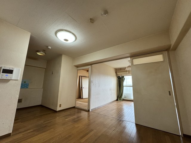 －三丁目不動産-　本庄スカイハイツB棟4階　EV付　内工事の居間・リビング|おしゃれな居間です