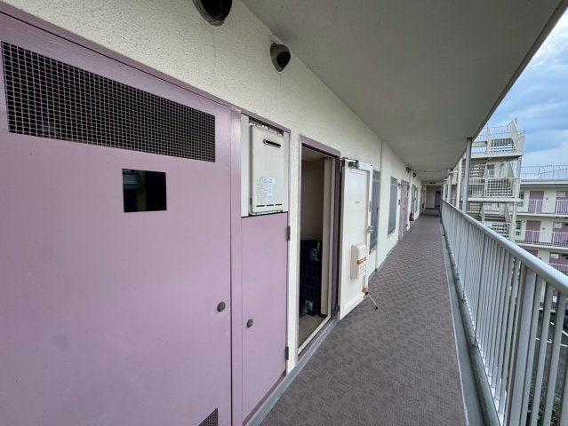 －三丁目不動産-　本庄スカイハイツB棟4階　EV付　内工事の玄関|収納もある玄関です