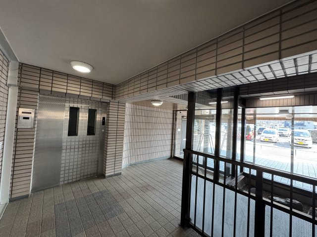 -三丁目不動産-シティホームズ行田弐番館-のエントランス|落ち着いたエントランスです