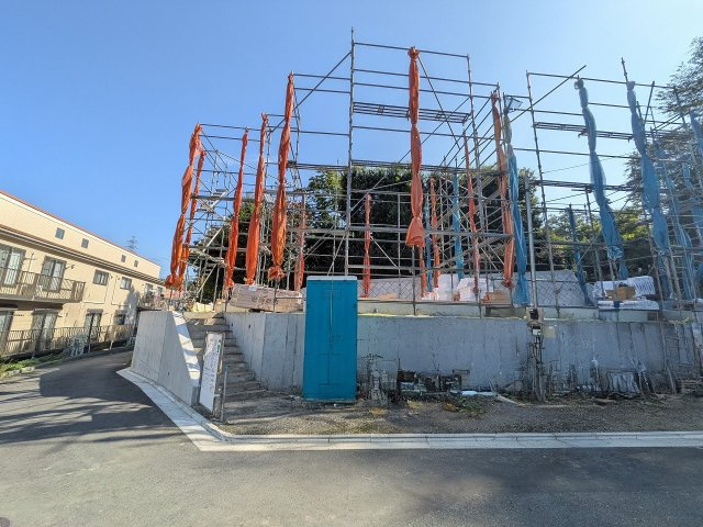 八王子市　谷野町　新築一戸建ての前面道路含む現地写真|～西側道路・北西道路に面しています～