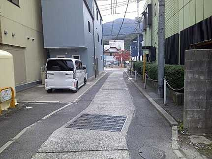 安芸区中野２丁目5（１階店舗）の前面道路含む現地写真