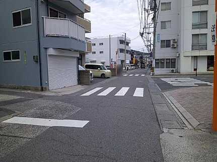 安芸区中野２丁目5（１階店舗）の前面道路含む現地写真