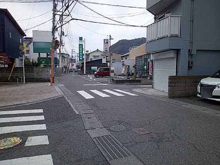 安芸区中野２丁目5（１階店舗）の前面道路含む現地写真